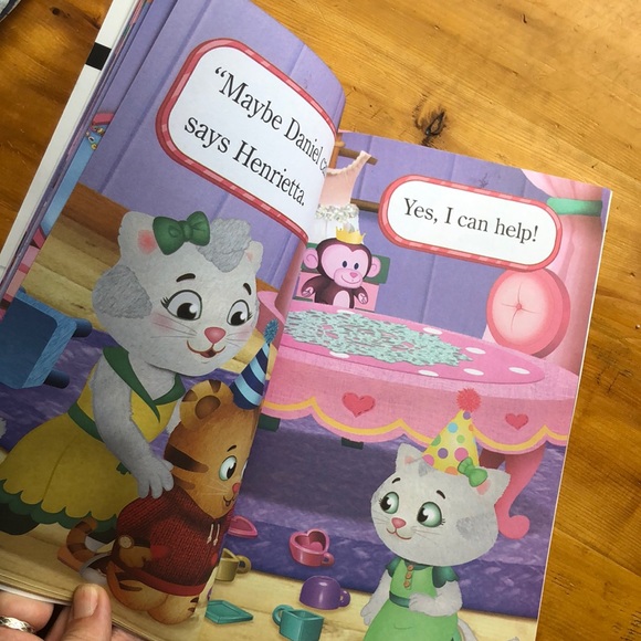 Ready to read Daniel Tiger book - Picture 3 of 4